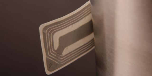 Étiquette RFID pour contenant en acier