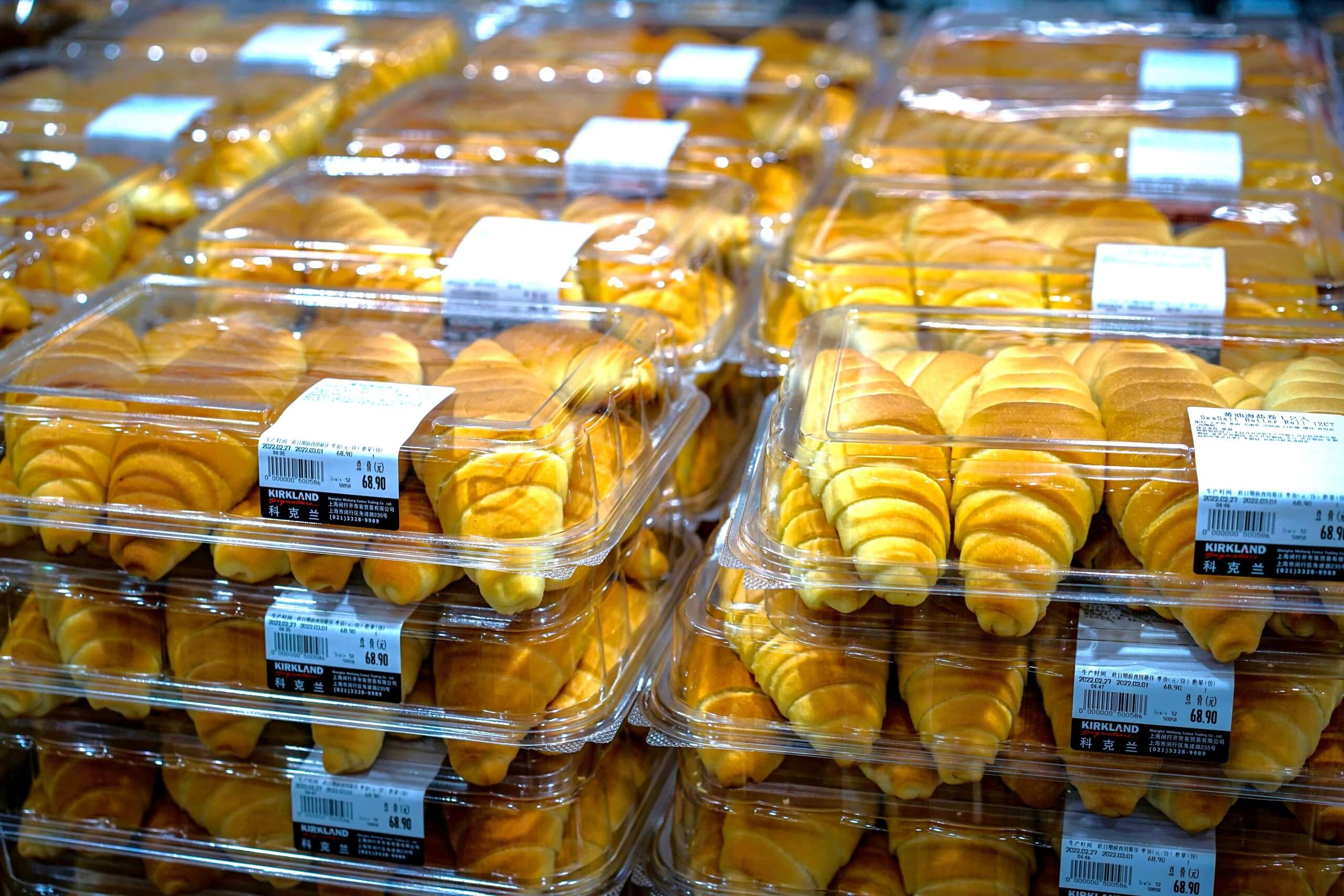 baked goods in pet clamshells that are labeled with recyclable DT BOPP labels
