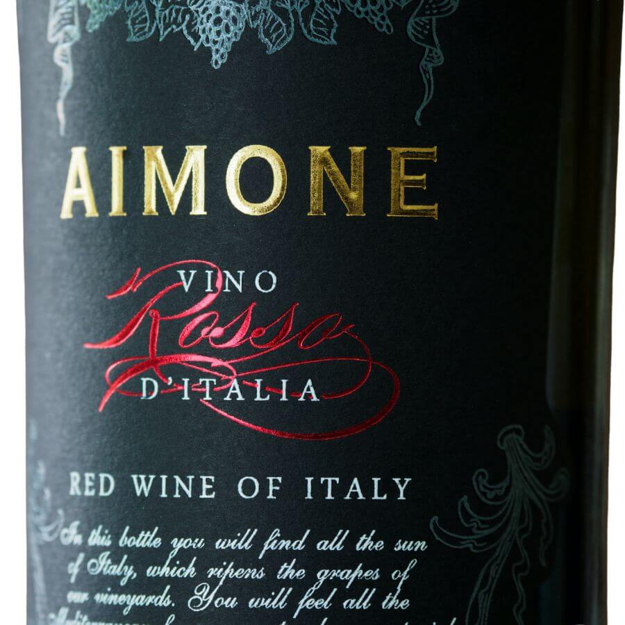 embellissement-etiquettes-de-vin-avec-embossage-ou-estampage Avouons-le : la première impression est cruciale, surtout quand votre produit doit se faire remarquer parmi des dizaines d’autres. Et le petit plus qui fait toute la différence? Les finitions. Ces détails brillants, texturés, tout simplement irrésistibles, qui métamorphosent une étiquette, un sachet ou un manchon en véritable accroche visuelle qui ne passe pas inaperçue sur les tablettes. Envie que votre produit s’envole des rayons? Plongeons dans l’univers éclatant de l’embellissement d’étiquettes et des finitions qui en mettent plein la vue.